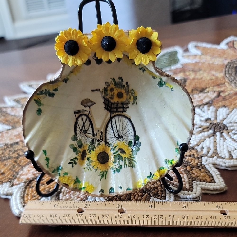 Scalloped Sea shell with Sunflower Scene!